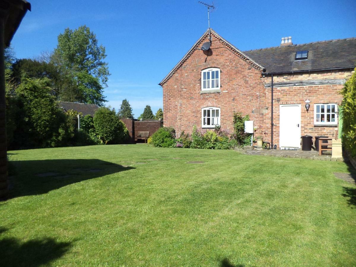 Lapwing Cottage Stoke-on-Trent ภายนอก รูปภาพ