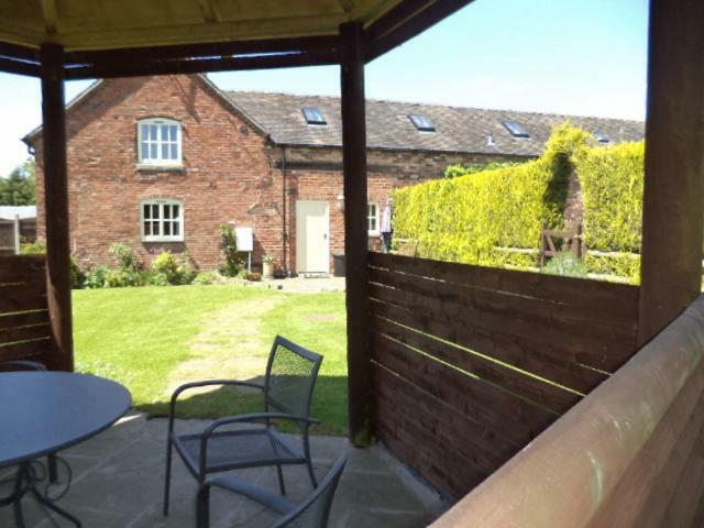 Lapwing Cottage Stoke-on-Trent ภายนอก รูปภาพ