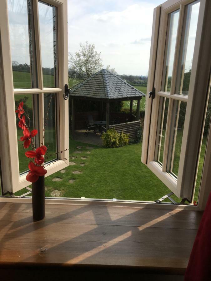 Lapwing Cottage Stoke-on-Trent ภายนอก รูปภาพ